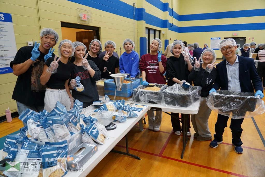 'Feed My Starving Children' 행사에 참여해 식량 패키징을 돕는 쟌스크릭 한인교회 청소년 자원봉사자들.