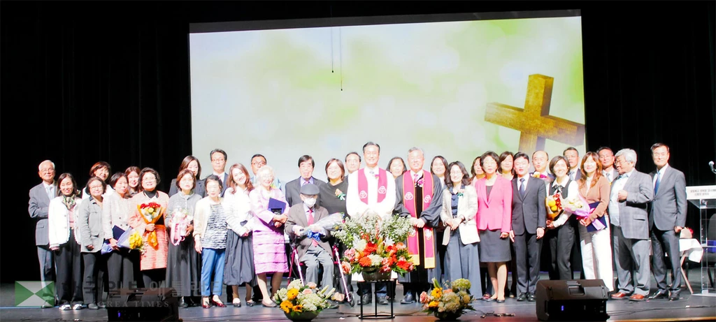 16일 열린 제너레이션교회 담임목사 이, 취임식에서 목회자와 임원들이 함께 했다.