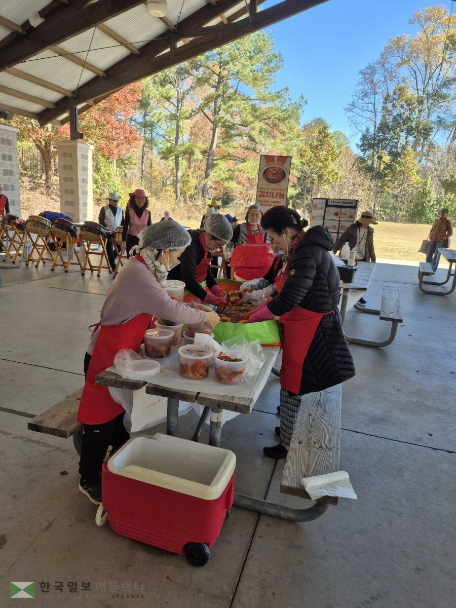 원스탑커뮤니티센터 김치나눔 행사에서 참가자들이 김치를 담그고 있다.