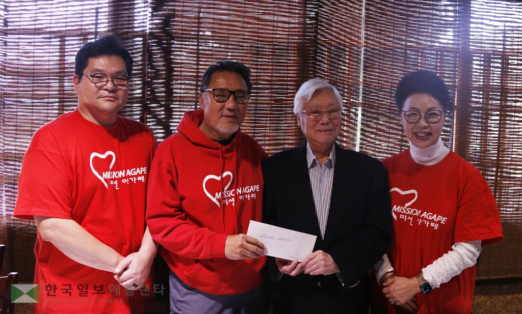 조중식 회장이 미션아가페 관계자들에게 20일 성금을 전달하고 있다.