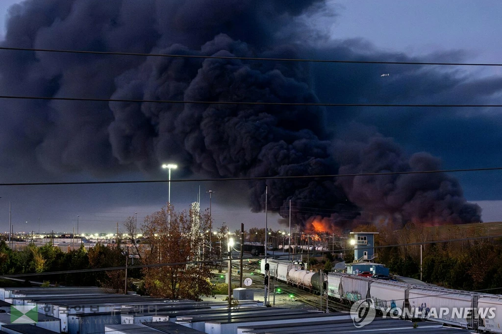 지난 4일 켄터키주 루이빌 국제공항에서 발생한 화물기 추락·폭발 사고로 검은 연기가 치솟는 모습.[로이터=연합뉴스. 재판매 및 DB 금지]