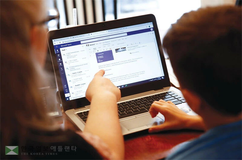  자녀들의 용돈 관리에 디지털 앱을 적극 활용하는 부모가 빠르게 늘고 있다. 앱 하나로 집안일 배정, 자녀 운전 상황 확인, 저축 격려 등 자녀의 재정 습관을 관리할 수 있는 이른바 ‘키즈 금융 앱’이 최근 주목받고 있다. [로이터]