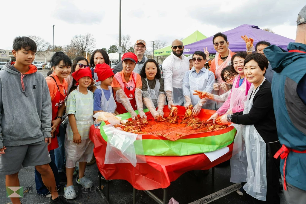 22일 둘루스 코로세움에서 열린 애틀랜타 한인회 주최 김치 페스티벌 참석 주요 귀빈들이 김장체험 시범을 보이고 있다.