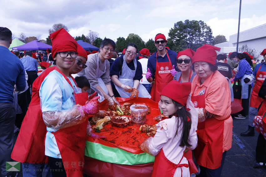 김장체험에 참가한 이국자 전 애틀랜타 한국학교 이사장 가족.