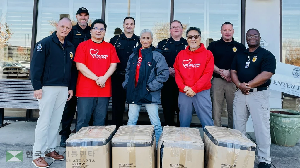 미션아가페가 도라빌 경찰서를 방문해 사랑의 자켓을 나누고 있다.