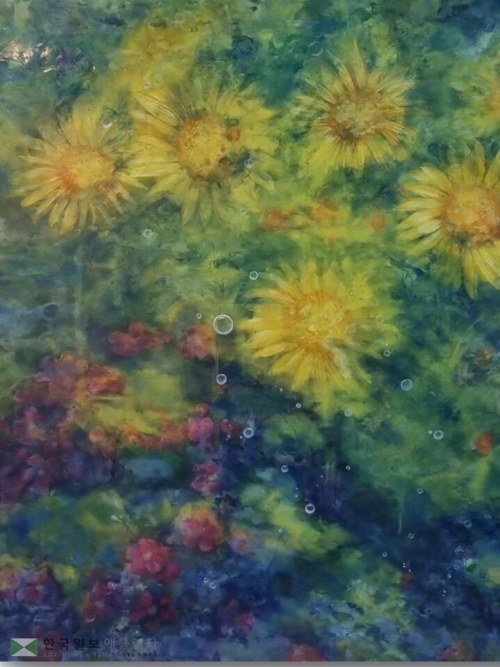 김민주 작가가 '2025 레드닷 마이애미 아트페어(Red Dot Miami Art Fair 2025)'에서 선보일 신작 '블루밍 메모리즈(Blooming Memories). 한지에 분채. 2025
120 ×164 cm
