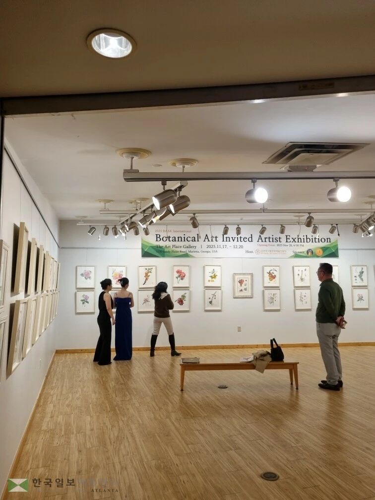 '더 아트 플레이스(The Art Place)' 갤러리에서 진행되는 보태니컬아트 전시회에 전시된 작품들.