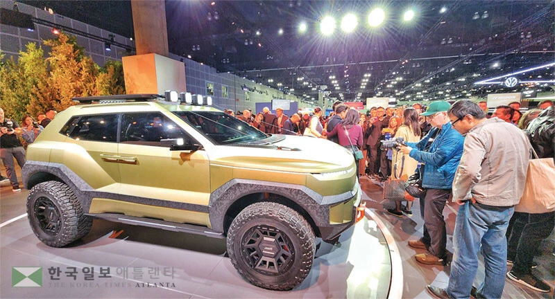 지난 21일부터 LA 컨벤션센터에서 LA 오토쇼가 진행 중인 가운데 관람객들이 현대차의 미래형 오프로드 SUV ‘크레이터’를 관람하고 있다. [박상혁 기자]