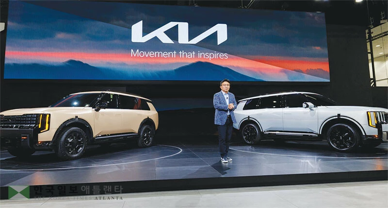  윤승규 기아 북미권역본부 및 미국법인 법인장이 지난 20일 LA 컨벤션센터에서 진행된 LA 오토쇼 미디어데이에서 ‘2027년형 올 뉴 텔루라이드’를 공개하며 신차의 장점을 설명하고 있다. [로이터]