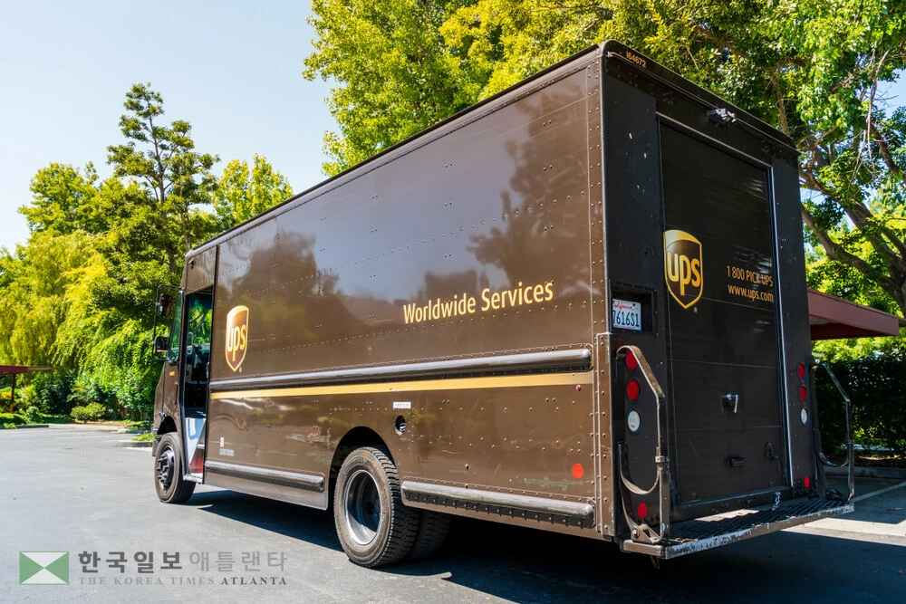 다른 배송기사 트럭에 있던 휴대전화 등을 훔쳐 조직범죄 일당에 팔거나 현금을 챙긴 UPS 배송기사와 귀넷 여성이 기소됐다.<사진=셔텨스톡>
