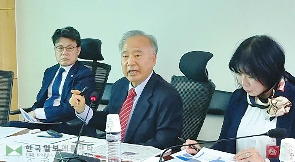 한국시간 지난 21일 국회의원회관에서 열린 선천적 복수국적 간담회에서 전종준 변호사(가운데)가 국적법 개정 필요성을 강조하고 있다.