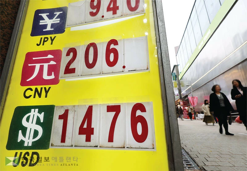  원·달러 환율이 1,470원대 중반의 고환율이 이어지는 가운데 25일 서울 중구 명동의 환전소에서 환율이 표시돼 있다. [연합]