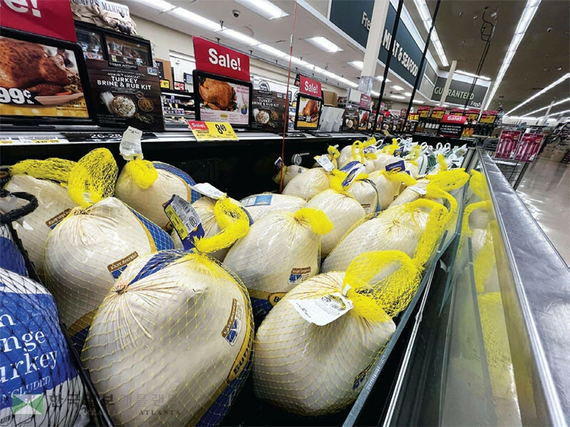  추수감사절이 내일로 다가온 가운데 식탁에 오르는 칠면조 등 주요 식품 가격이 급등했다. [로이터]