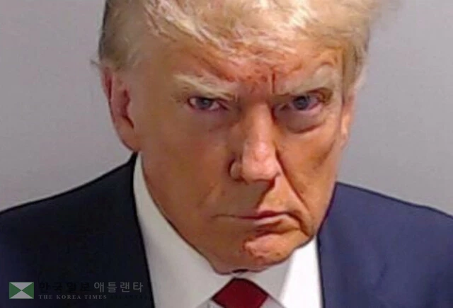 선거개입 사건으로 기소된 트럼프가 풀턴카운티 구치소에서 촬영한 머그샷.