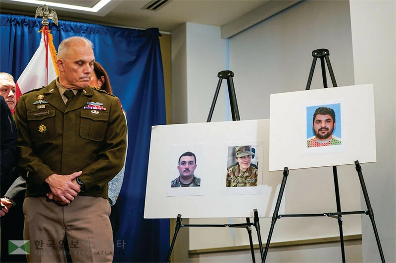  27일 워싱턴 DC에서 열린 연방 검찰과 FBI 기자회견에서 백악관 앞 총격 용의자(맨 오른쪽) 및 피해자들의 사진이 공개되고 있다. [로이터]