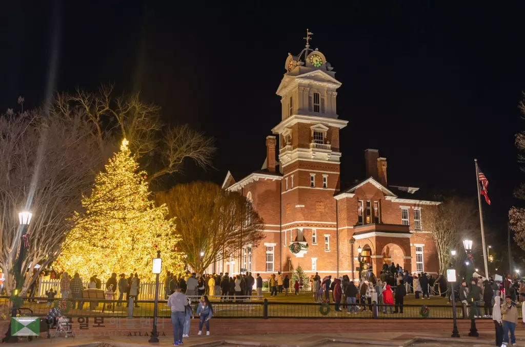 38년 역사의 귀넷 성탄절 트리 점등식이 27일 밤 로렌스빌 히스토릭 코트하우스 광장서 진행됐다. 모두 3만개의 전구가 동원됐다.<사진=귀넷 데일리 포스트>