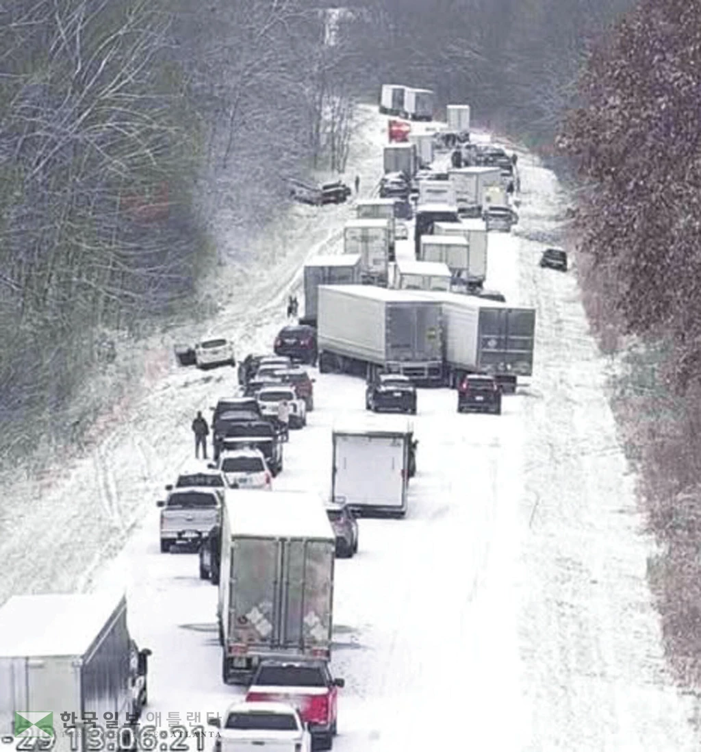 추수감사절 연휴 기간 중서부를 강타한 눈폭풍으로 항공 및 교통대란이 발생한 가운데 지난달 29일 인디애나주 70번 고속도로에서 발생한 50중 추돌사고 현장 모습. <인디애나주 교통부>