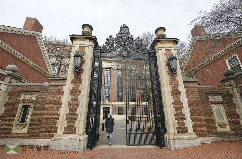  미국 대학 입시계가 전환의 시기를 맞고 있다. 4년제 대학 학위에 대한 인식이 크게 변하면서 지원 간소화에서 직접 입학제 등 다양한 흐름이 나타나고 있다. [로이터]