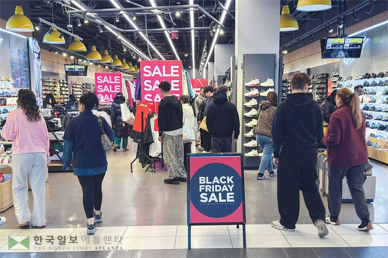  올해 블랙 프라이데이 매출이 전년 대비 4.1% 증가하며 연말 샤핑시즌 매출 전망을 밝게 하고 있다. 뉴욕주 가든시티 샤핑몰에서 지난 28일 고객들이 샤핑하고 있다. [로이터]