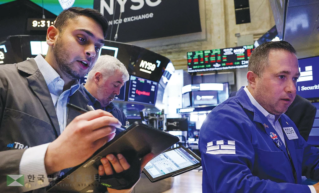 기업이 주식을 시장가로 수시 매도해 자금을 조달하는 방식인 ATM 발행이 크게 늘고 있다. 조사에 따르면 올 상반기에만 ATM 발행 규모가 800억 달러를 넘어섰다. <로이터>