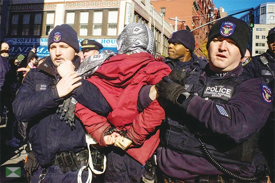 29일 맨하탄 차이나타운에서 연방이민세관단속국(ICE)의 단속을 반대하는 시위가 열린 가운데 시위대 중 15명이 체포되는 사건이 발생했다. 이날 시위대는 차이나타운 소재 연방정부 건물 주차장에서 시위를 열고 차이나타운 노점상을 상대로 단속을 펼칠 예정이던 CI E 요원들을 막아서며 단속을 저지하고 나섰다. <로이터>