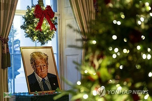 레고로 만든 트럼프 대통령 초상화가 놓인 백악관 그린룸[UPI=연합뉴스]