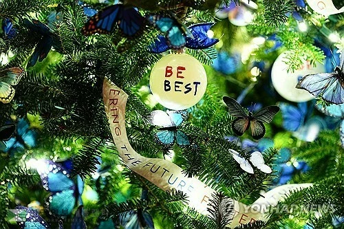 백악관 레드룸 크리스마스트리의 나비 장식[로이터=연합뉴스]