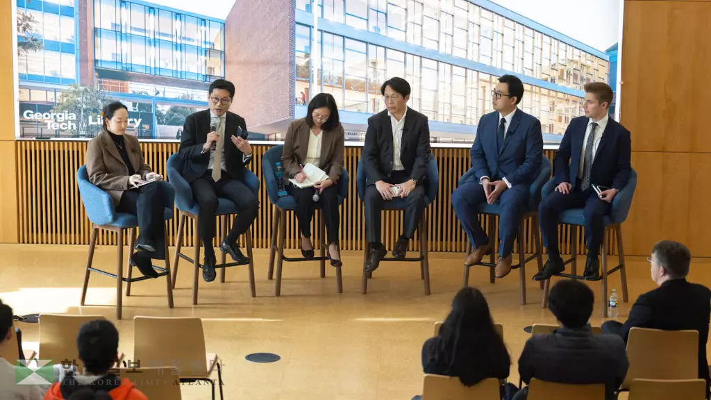 이성환(왼쪽 두번째) 한국 외교부 정책기획국장이 1일 조지아텍에서 열린 토론회에서 발언하고 있다.<사진=AJC>