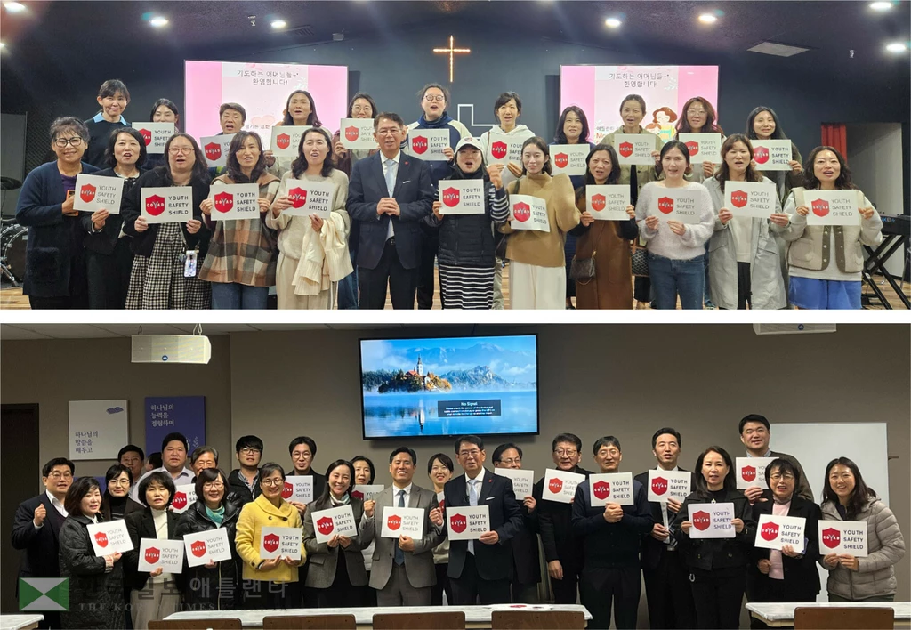 코야드가 실시한 지역교회 약물예방 학부모 교육을 이수한 섬기는교회(상), 아틀란타 벧엘교회(하) 학부모들이 수료증을 들고 기념사진을 찍었다.