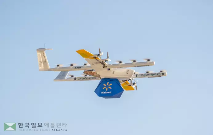 주문 물품을 싣고 배송 중인 월마트 드론 모습. 고객이 지정한 장소에 물품을 내려 놓는다.<사진=윙사 제공>