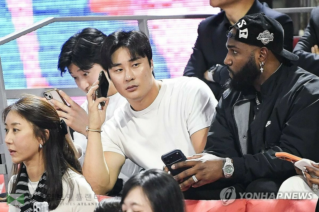 4일 서울 송파구 잠실학생체육관에서 열린 2025-2026 프로농구 KBL 서울 SK 나이츠와 부산 KCC 이지스의 경기. 미국프로야구 메이저리그(MLB) 애틀랜타 브레이브스에서 뛰는 내야수 김하성이 경기를 관람하고 있다. 2025.11.4 [KBL 제공. 재판매 및 DB 금지] 