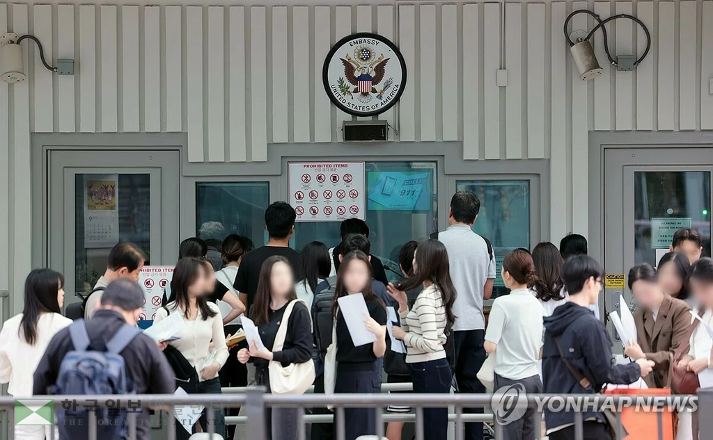 미국대사관 앞에 비자 받으려고 줄 선 시민들[연합뉴스 자료사진]