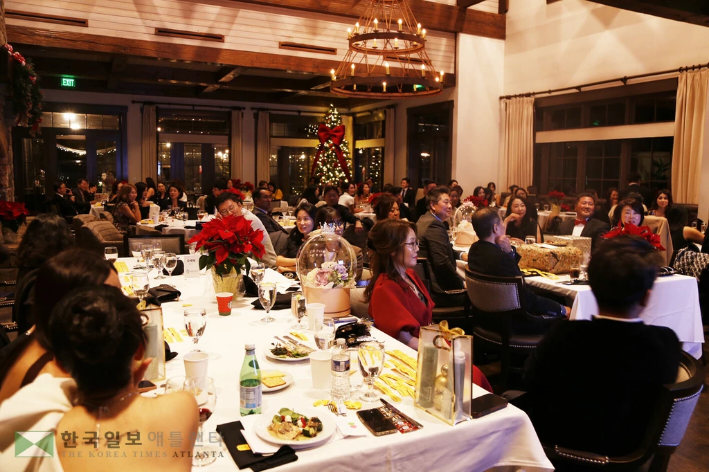 조지아한인부동산협회 회원들이 4일 스와니 더 리버 클럽에서 송년의 밤 행사를 갖고 있다.