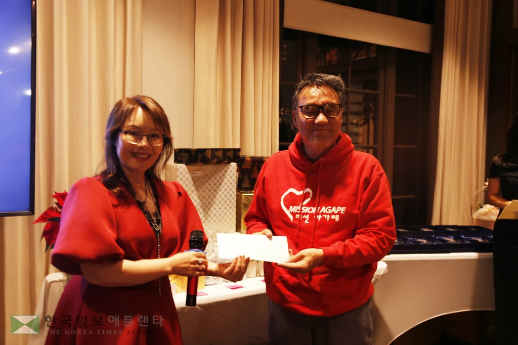 미션아가페에 후원금을 전달하는 샤론 활 회장.