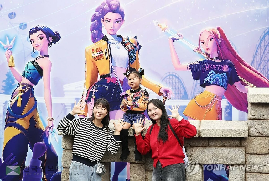 지난 9월 30일 경기 용인시 에버랜드에 마련된 '케이팝 데몬 헌터스' 테마존에서 관람객들이 사진을 찍고 있다. [연합뉴스 자료사진]