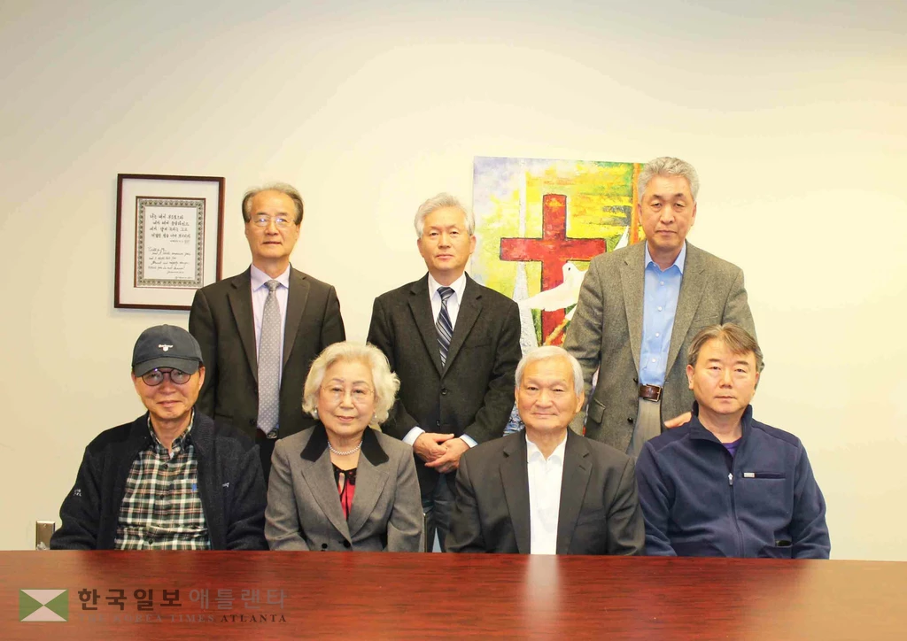 허드슨 테일러 대학교 '평신도 신학 훈련과정' 수강생들이 종강식 기념 사진을 찍고 있다.
뒷줄 가운데가 장석민 총장.