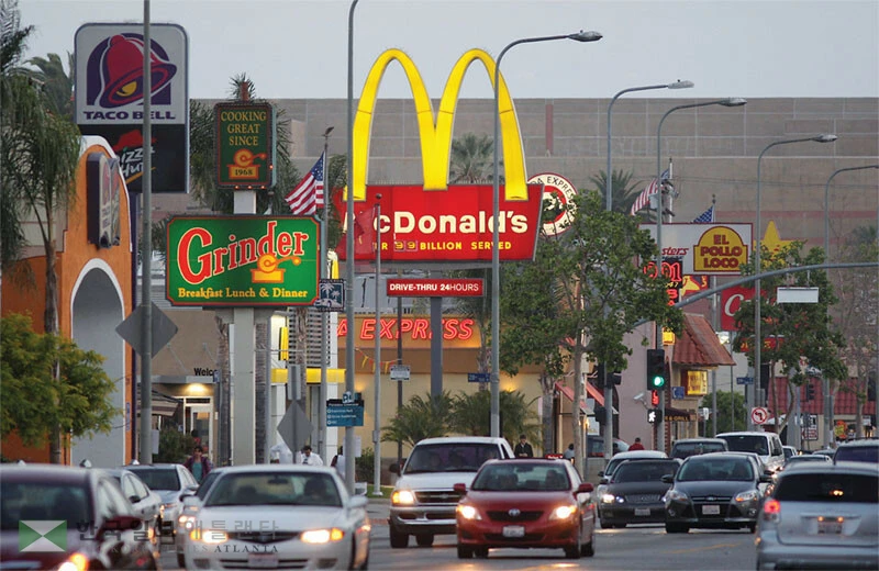  수입 정체 속 고공 물가로 소비자들이 패스트푸드 이용까지 줄이면서 요식업계가 위기를 맞고 있다. LA 지역에 늘어선 패스트푸드 업체들. [로이터]