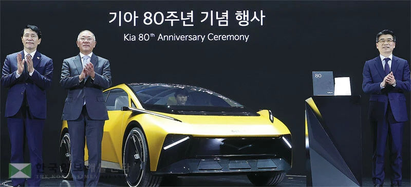  정의선(왼쪽 부 번째) 현대차그룹 회장과 손호성(오른쪽) 기아 사장 등 현대차그룹 임직원이 5일 경기 용인 기아 비전스퀘어에서 기아가 창립 80주년을 맞아 손보인 미래 콘셉트카‘비전 메타투리스모’와 기념 촬영을 하고 있다. [연합]