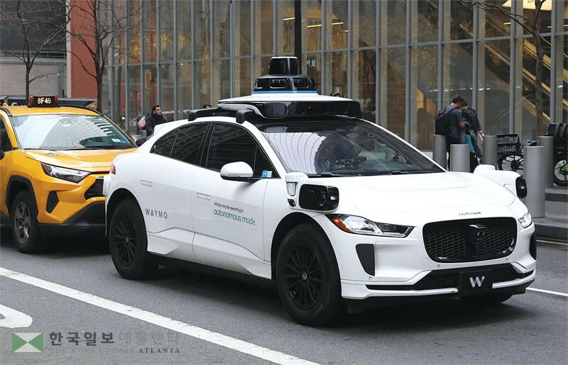  웨이모가 최근 도로에서 더 공격적으로 운전하고 있다는 지적이 많다. 뉴욕 맨해튼에서 주행중인 웨이모 차량. [로이터]