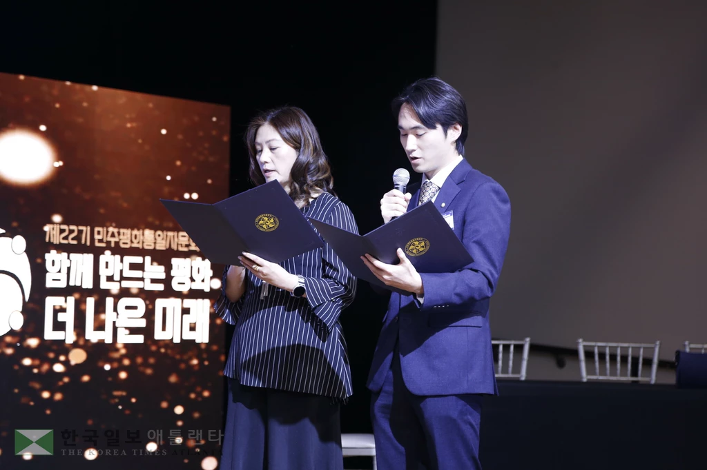 안태하, 켈리 김 위원의 선서 모습.