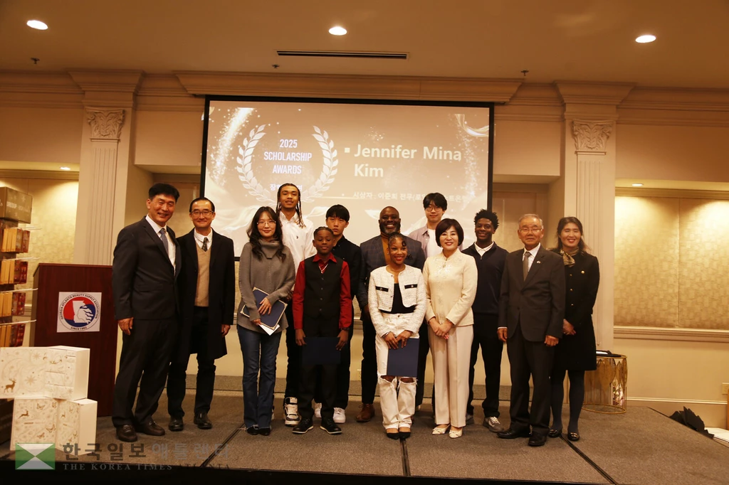 7일 열린 조지아애틀랜타뷰티협회 송년회에서 8명의 학생에게 장학금이 수여됐다.