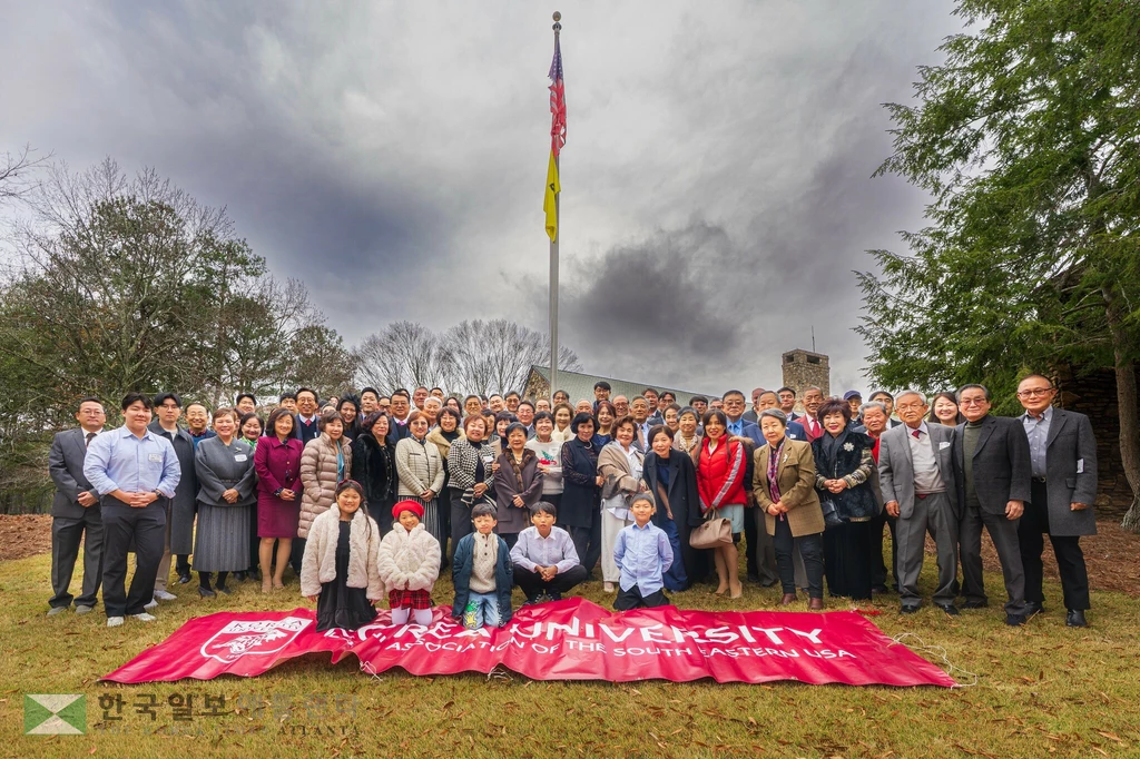 고려대 미동남부 교우회는 지난 6일 존스크릭 더 스탠다드 클럽에서 2025년 송년회를 개최했다. 참석 전 회원이 한자리에 모였다.