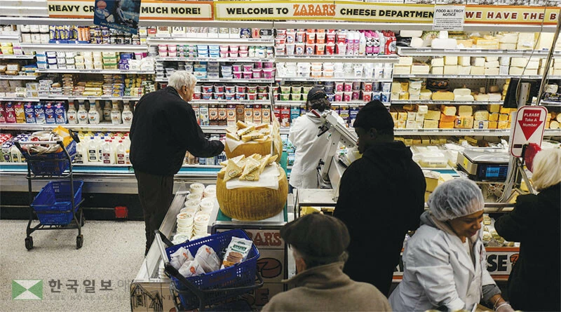  고물가가 지속되는 가운데 지난 추수감사절 연휴 뉴욕의 한 마켓에서 주민들이 장을 보고 있다. [로이터]