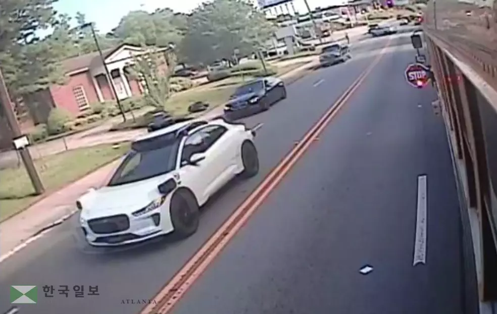 애틀랜타에서 정차 중인 스쿨버스를 웨이모 차량이 통과하고 있다.애틀랜타에서는 현재까지 모두 6건의 유사사례가 확인됐다. <사진=11ㅣ얼라이브 뉴스>