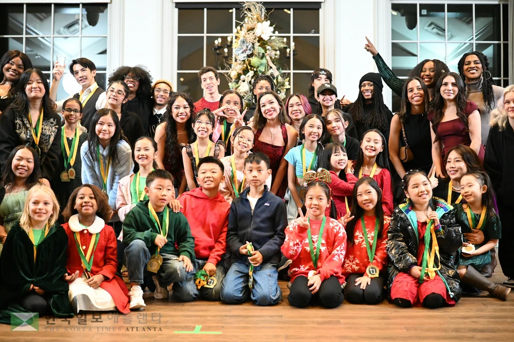 T1 댄스 스튜디오 학생들과 학원 관계자들과 함께 기념사진을 찍고 있다.