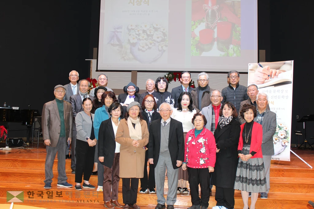 제1회 글여울 문학상 및 제5회 글여울 신인문학상 시상식을 마친 뒤 참석자들이 단체 기념사진을 찍고 있다.