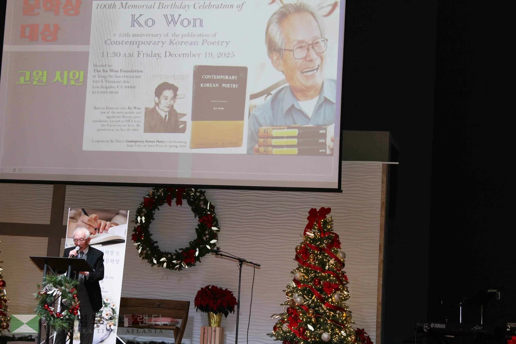 김동식 심사위원장이 이승하 중앙대학교 문예창작과 교수의 심사평을 대독하고 있다.