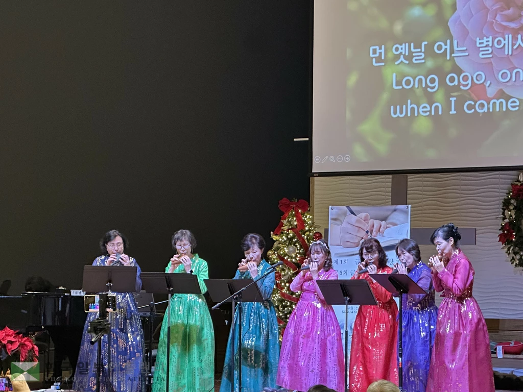 오카리나 중주가 '백만송이 장미’를 연주하고 있다.