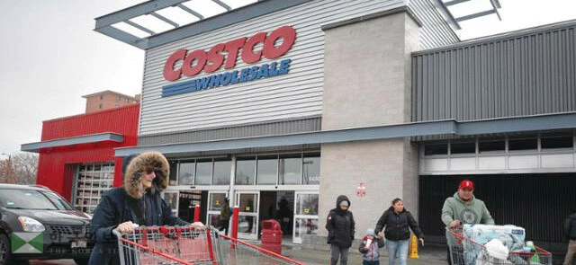 전국 창고형 할인마트 코스코의 일리노이주 시카고 매장 앞을 고객들이 지나다니고 있다. < 연 합>