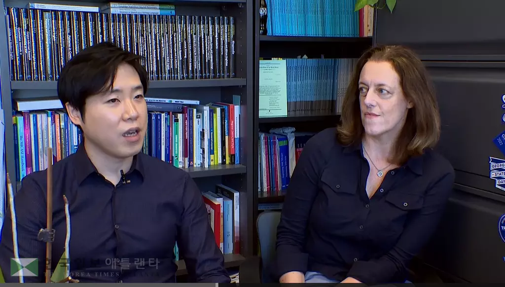 한인 김영민(왼쪽) 원구원이 배런박사와 함께 연구결과에 대해 설명하고 있다.<사진=11얼라이브 뉴스 화면 캡쳐>